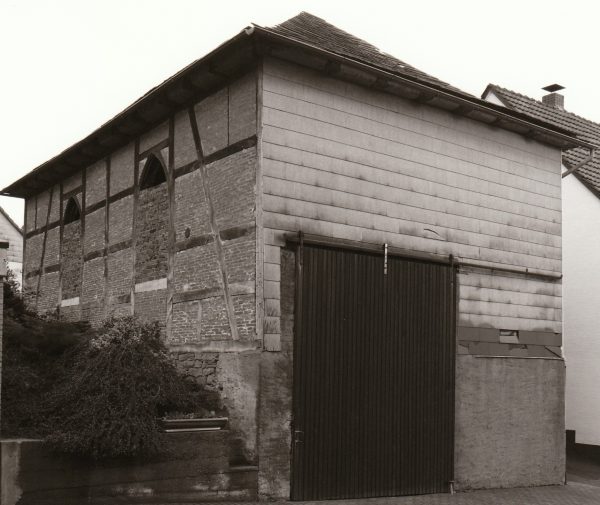 Bilder vor der Sanierung des historischen Gebäudes. Synagoge vor dem Umbau. In dieser Zeit diente sie als Unterstand für landwirtschaftliche Geräte.